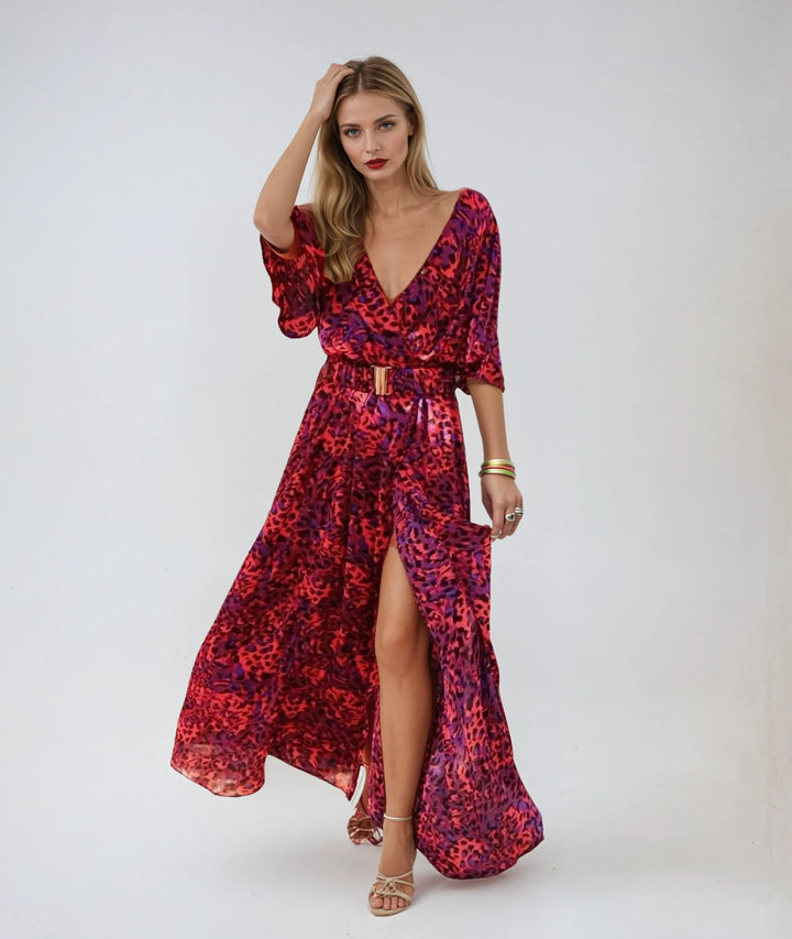 "Robe maxi bohème d'été rouge vin, coupe fluide, ceinture intégrée, manches amples, imprimé élégant, pour femmes."