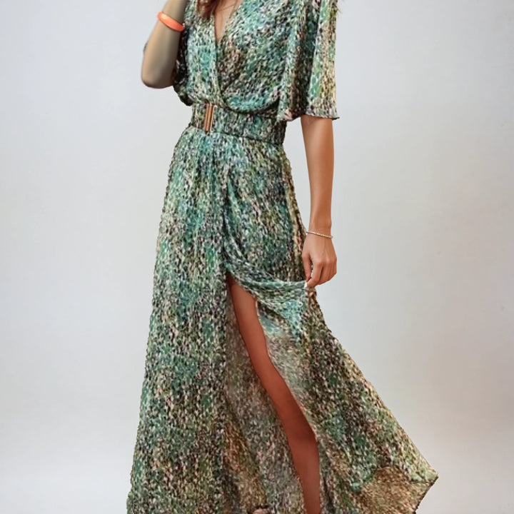 "Robe maxi bohème d'été rouge vin, coupe fluide, ceinture intégrée, manches amples, imprimé élégant, pour femmes."