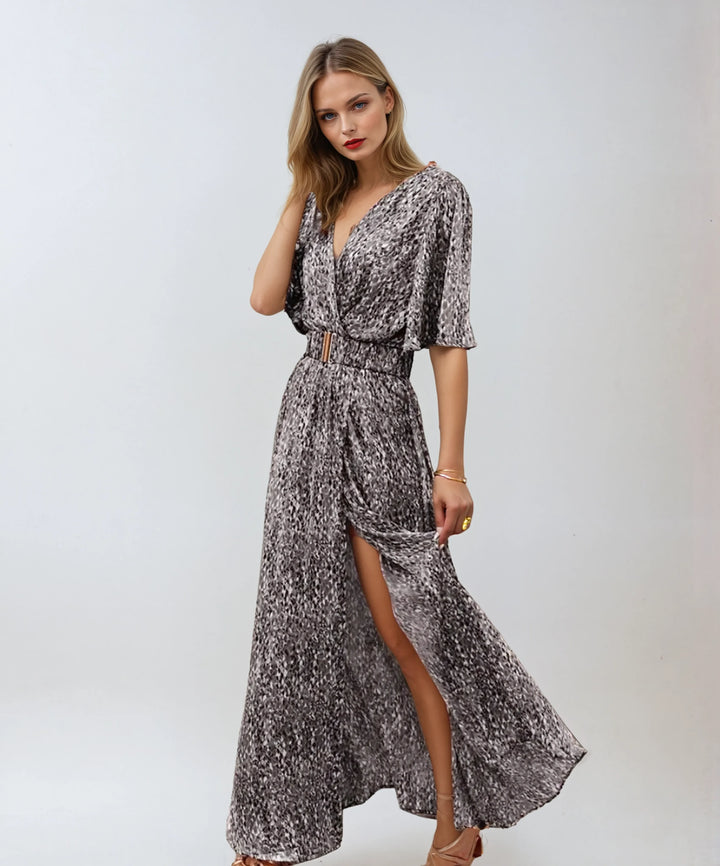 "Robe maxi bohème d'été rouge vin, coupe fluide, ceinture intégrée, manches amples, imprimé élégant, pour femmes."