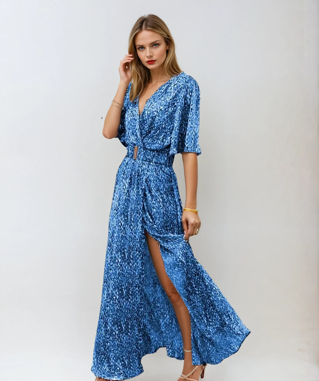 "Robe maxi bohème d'été rouge vin, coupe fluide, ceinture intégrée, manches amples, imprimé élégant, pour femmes."