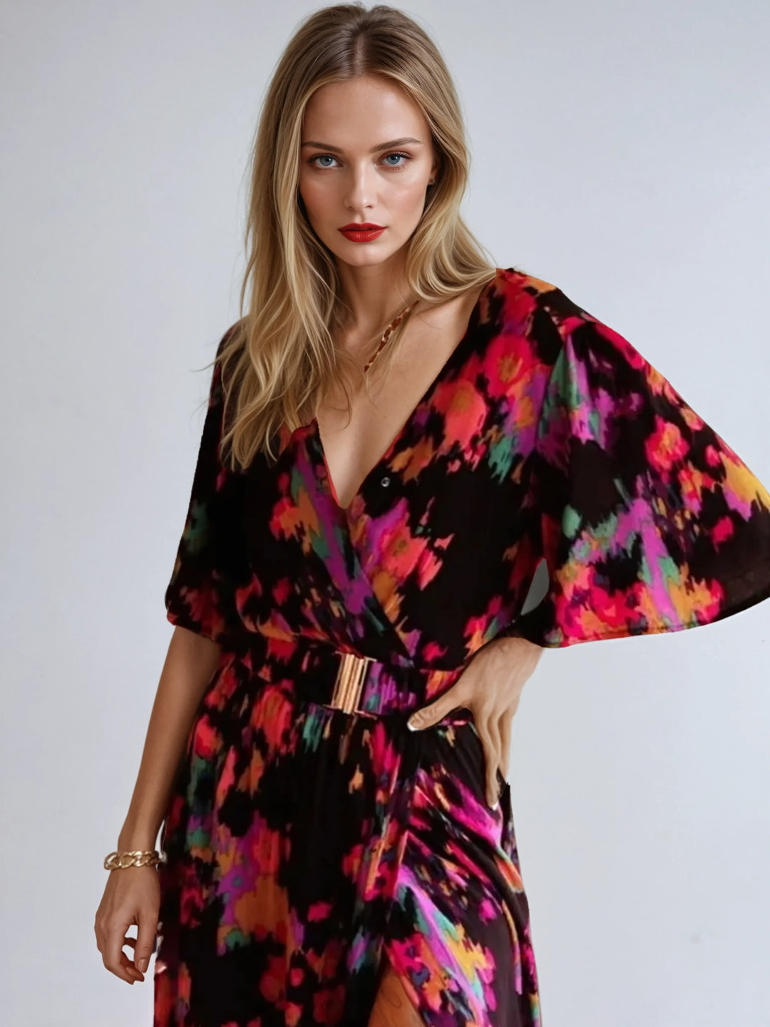 "Robe maxi bohème d'été rouge vin, coupe fluide, ceinture intégrée, manches amples, imprimé élégant, pour femmes."