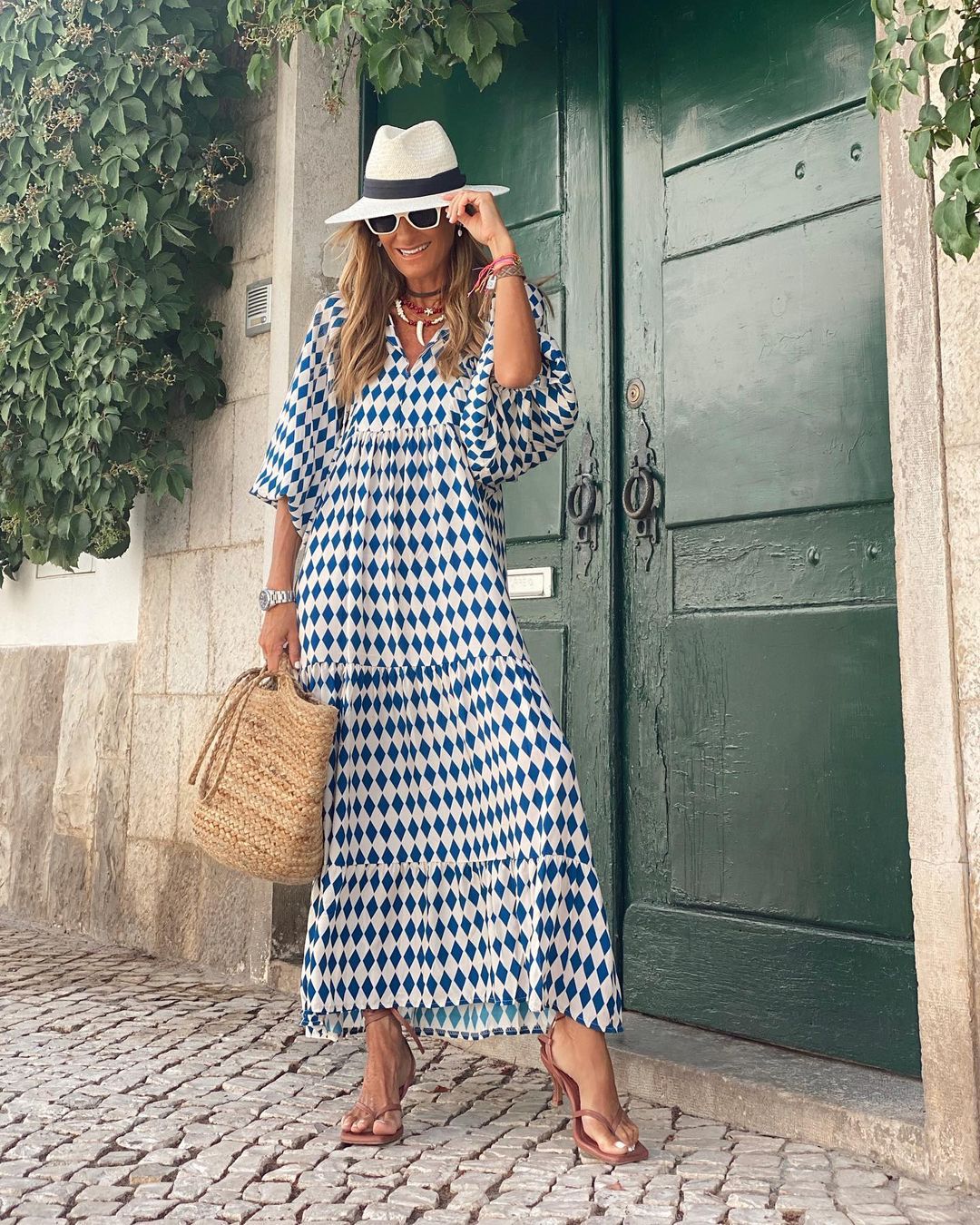 Robe maxi bohème fluide, coupe longue et élégante. Motifs bohèmes.  Parfait pour un look décontracté ou habillé.