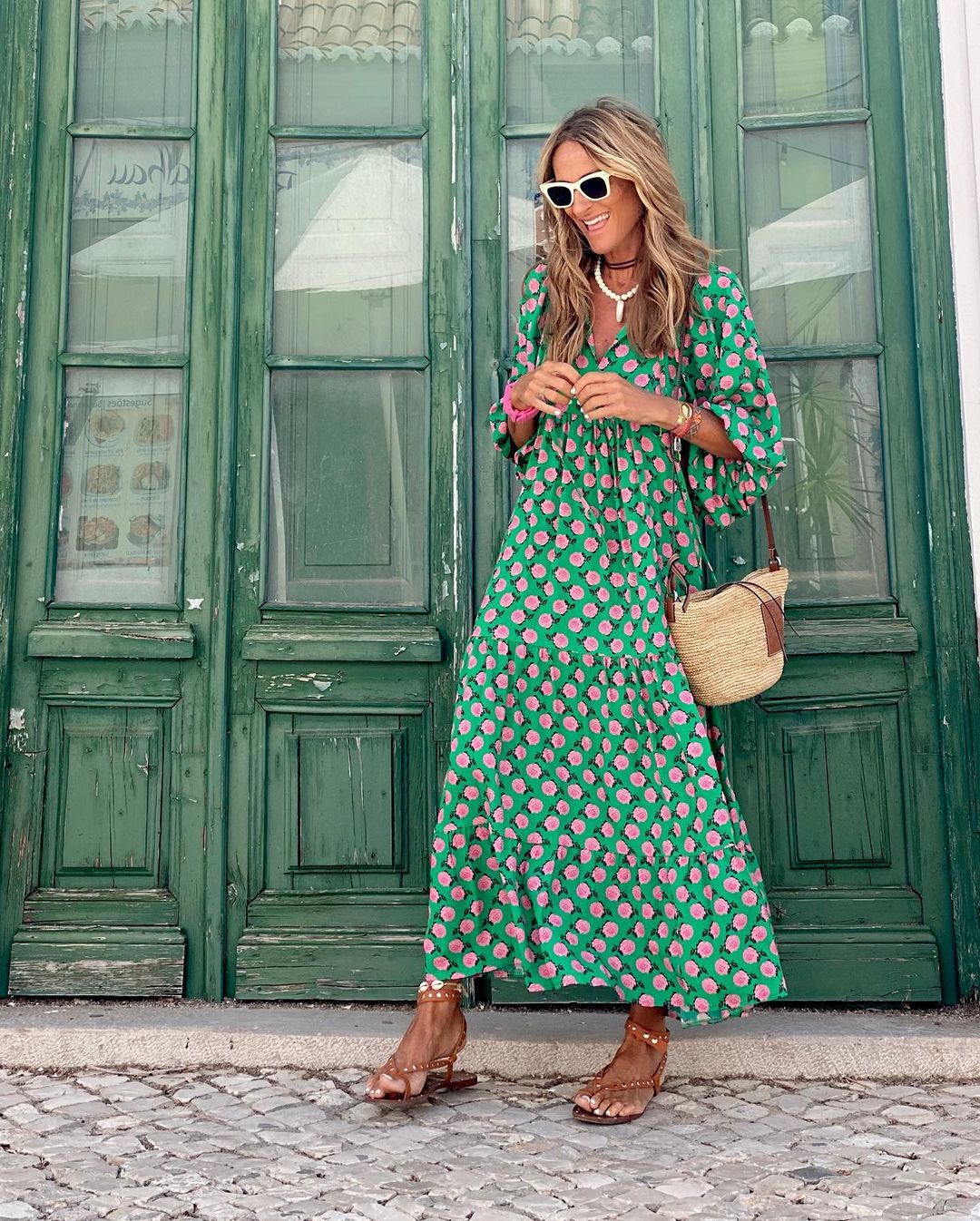 Robe maxi bohème fluide, coupe longue et élégante. Motifs bohèmes.  Parfait pour un look décontracté ou habillé.