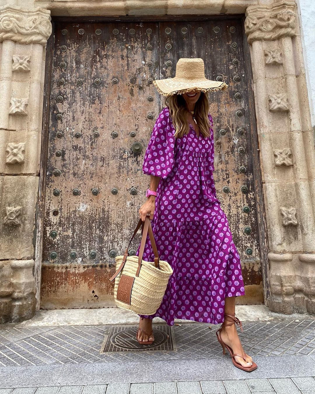 Robe maxi bohème fluide, coupe longue et élégante. Motifs bohèmes.  Parfait pour un look décontracté ou habillé.