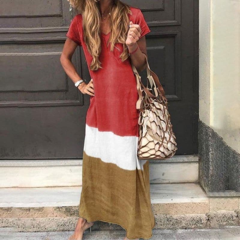 "Robe maxi boho color block tricolore, coupe ample, décolleté en V, manches courtes, tons terracotta, blanc, brun."