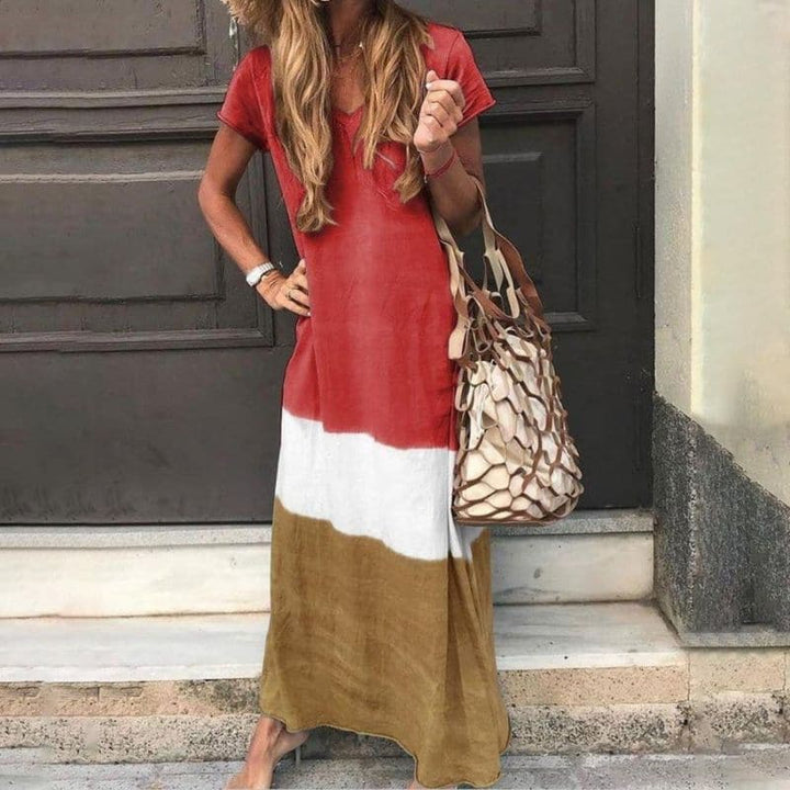 "Robe maxi boho color block tricolore, coupe ample, décolleté en V, manches courtes, tons terracotta, blanc, brun."