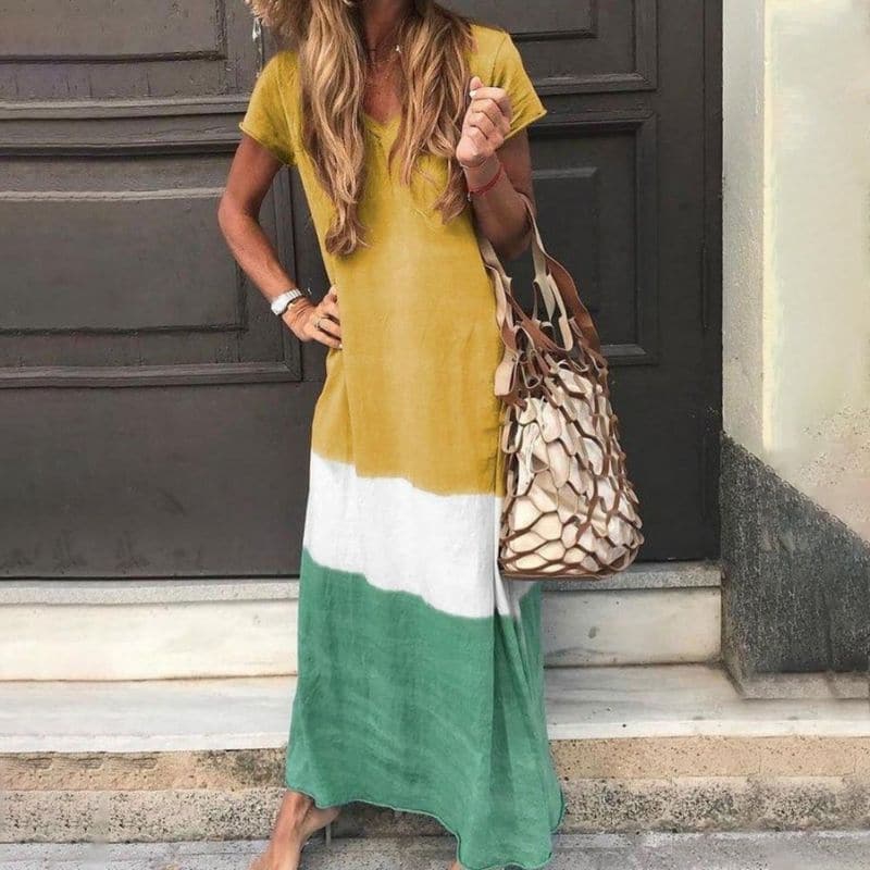 "Robe maxi boho color block tricolore, coupe ample, décolleté en V, manches courtes, tons terracotta, blanc, brun."