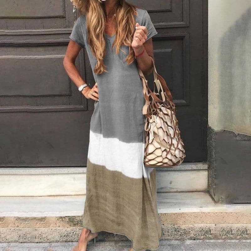 "Robe maxi boho color block tricolore, coupe ample, décolleté en V, manches courtes, tons terracotta, blanc, brun."