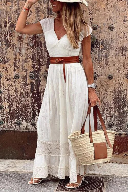 Robe maxi dentelle, manches courtes, décolleté V. Élégante et féminine.  Parfait pour occasions spéciales ou quotidien chic.