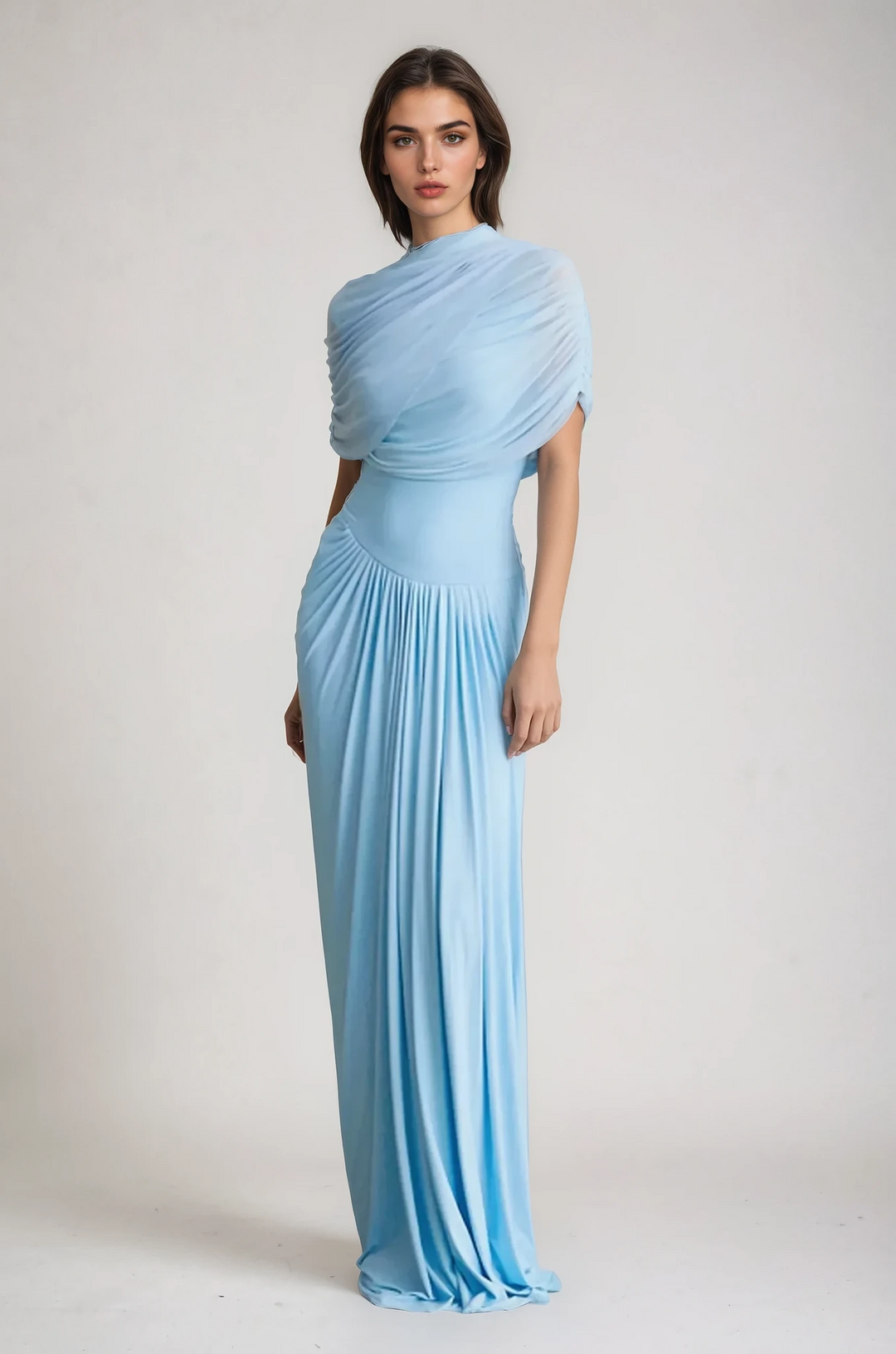 "Robe maxi drapée élégante en bleu pastel, col haut et drapé asymétrique, parfaite pour soirées formelles et cocktails."
