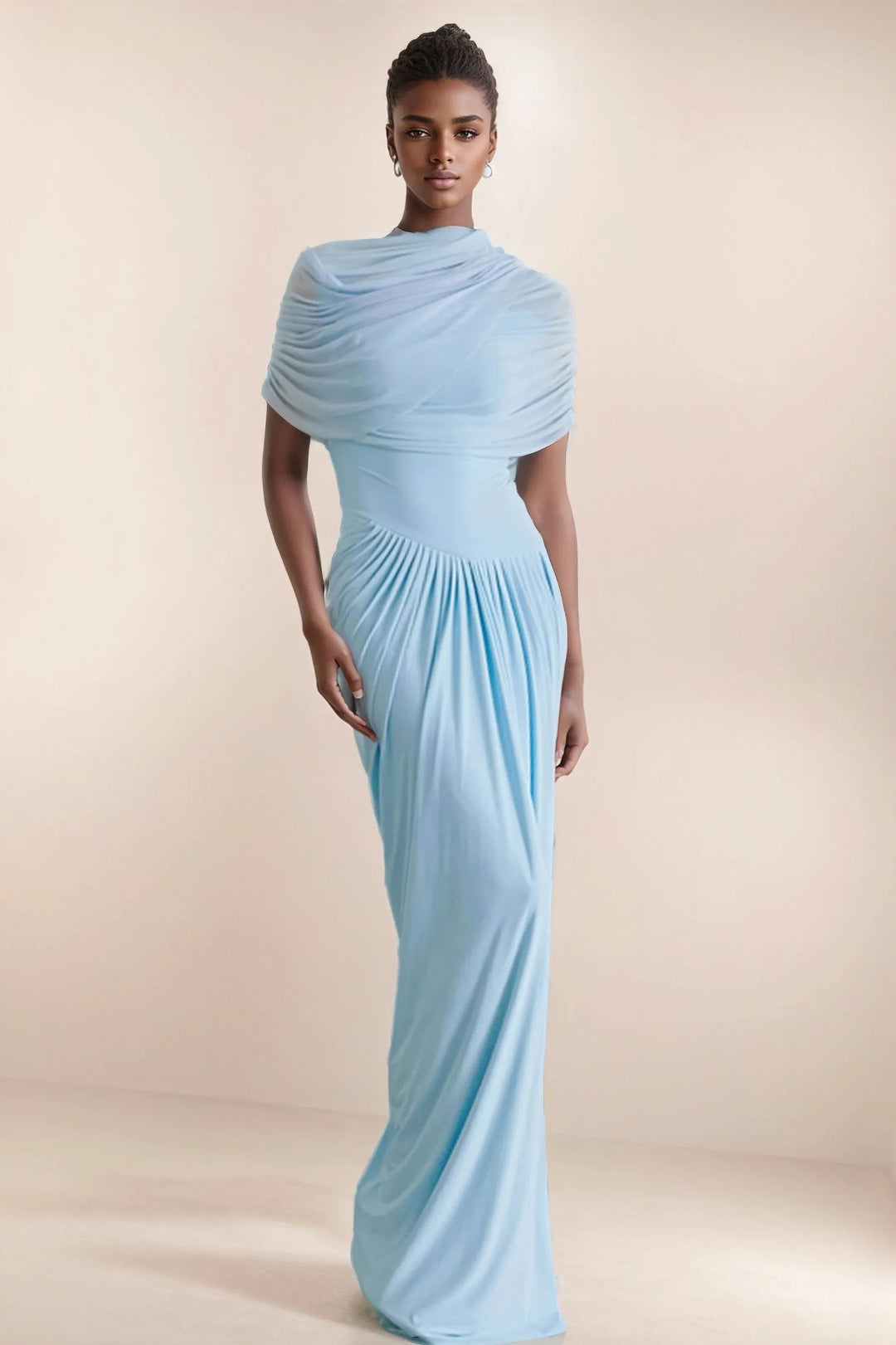 "Robe maxi drapée élégante en bleu pastel, col haut et drapé asymétrique, parfaite pour soirées formelles et cocktails."