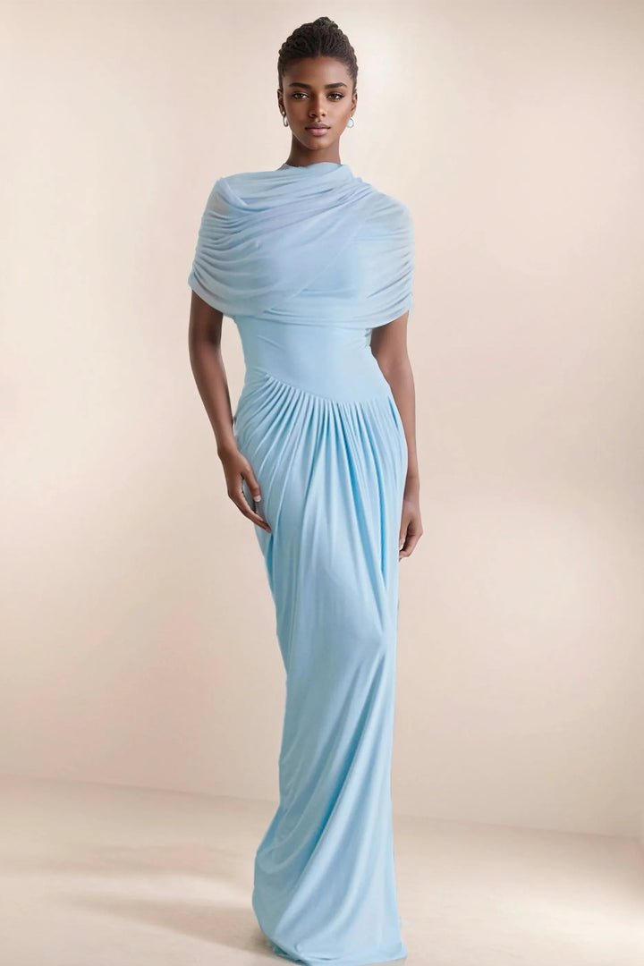 "Robe maxi drapée élégante en bleu pastel, col haut et drapé asymétrique, parfaite pour soirées formelles et cocktails."