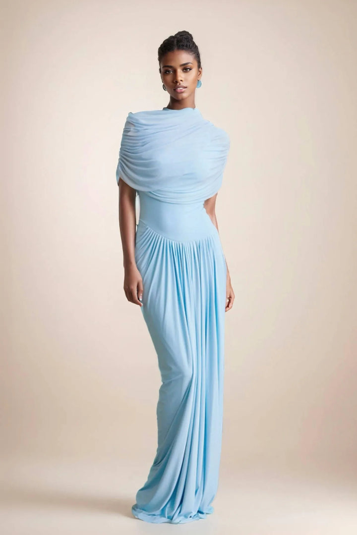 "Robe maxi drapée élégante en bleu pastel, col haut et drapé asymétrique, parfaite pour soirées formelles et cocktails."