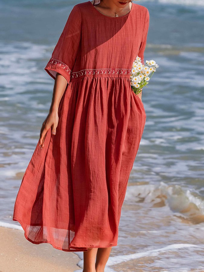 Robe de plage longue brodée pour femme, idéale pour des vacances estivales confortables et stylées.