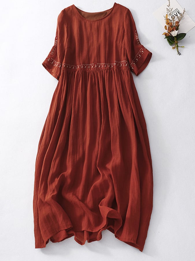 Robe maxi femme élégante et fluide, avec broderies, pour un style estival décontracté et chic.