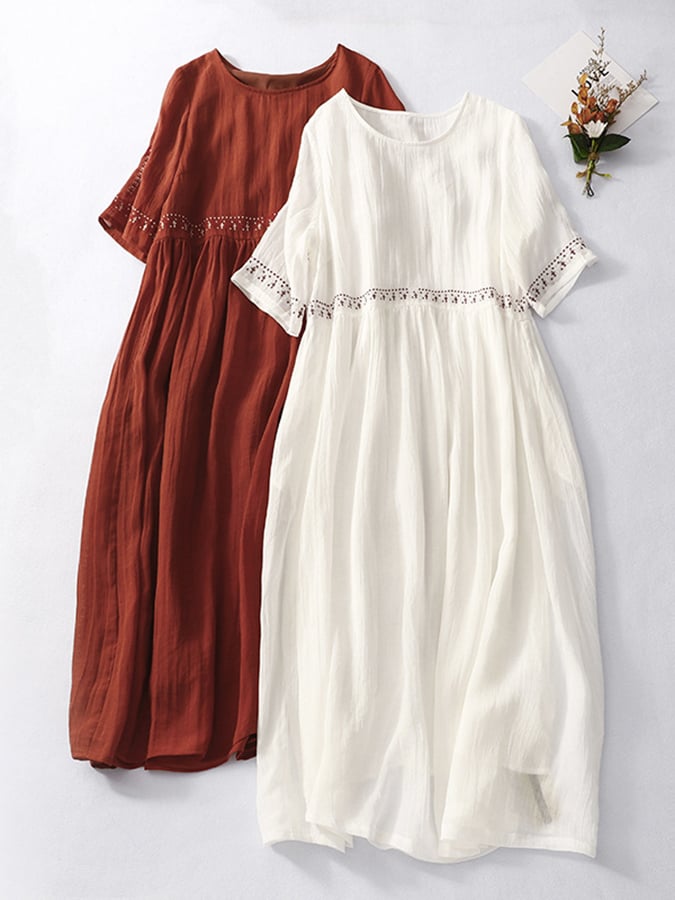 Robe d'été maxi brodée légère et confortable pour femme, parfaite pour la plage ou les balades estivales.