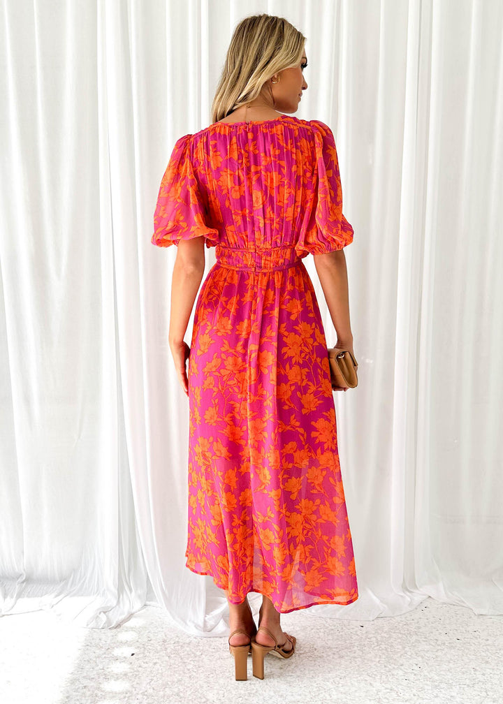 Maxi robe fluide femme avec col V profond, coupe évasée, idéale pour cérémonie et cocktail.