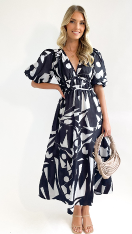 Maxi robe chic femme avec col V, taille évasée, silhouette flatteuse pour mariages et soirées.