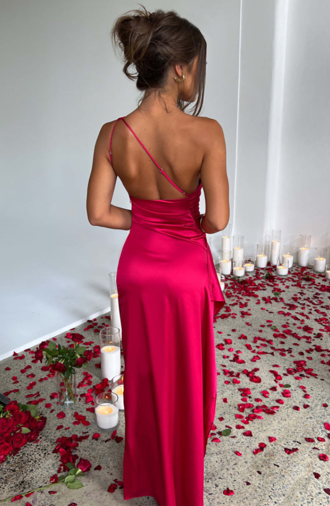 Tenue femme élégante : robe de soirée fluide, coupe maxi pour un look raffiné.