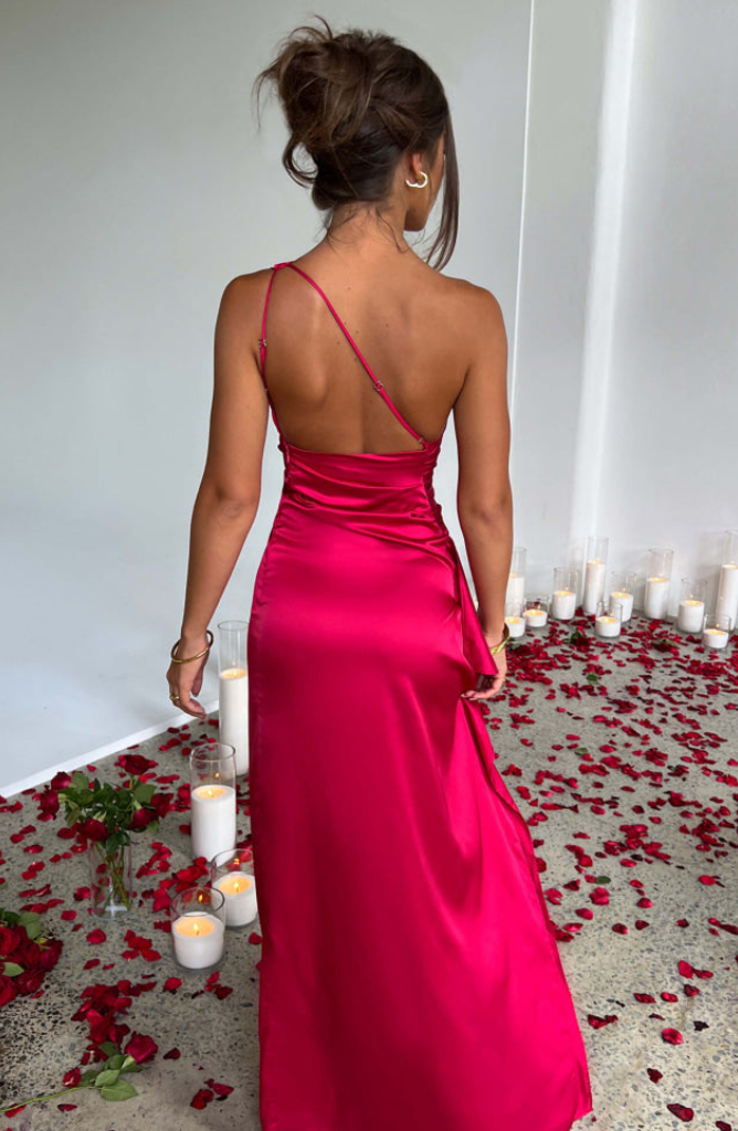 Robe maxi femme fluide et confortable, idéale pour les soirées d'été élégantes.