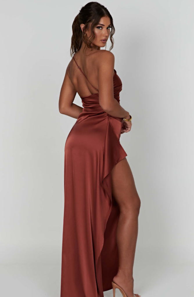Mode femme : robe de soirée maxi, style chic et confortable pour le printemps été.