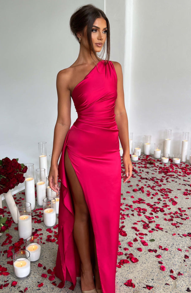 Robe de soirée chic pour femme, coupe fluide et raffinée, parfaite pour toute occasion.