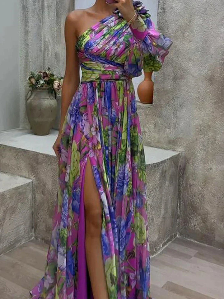 Robe cocktail femme à manche unique, motif lilas et coupe maxi. Tenue de soirée chic et mode féminine.