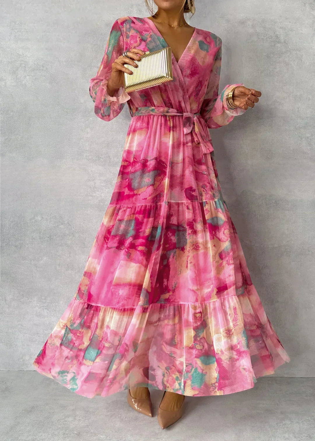 "Robe maxi fleurie élégante été femme, imprimé floral coloré sur tissu léger, allure chic et silhouette allongée"