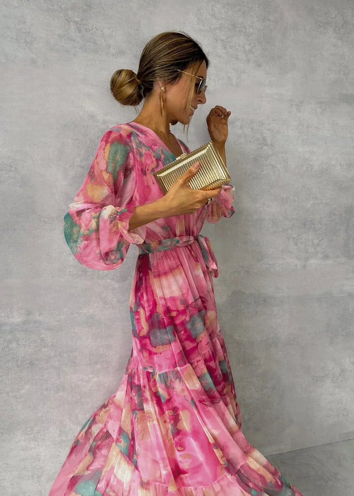 "Robe maxi fleurie élégante été femme, imprimé floral coloré sur tissu léger, allure chic et silhouette allongée"