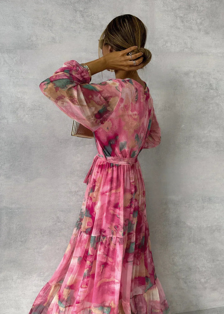 "Robe maxi fleurie élégante été femme, imprimé floral coloré sur tissu léger, allure chic et silhouette allongée"