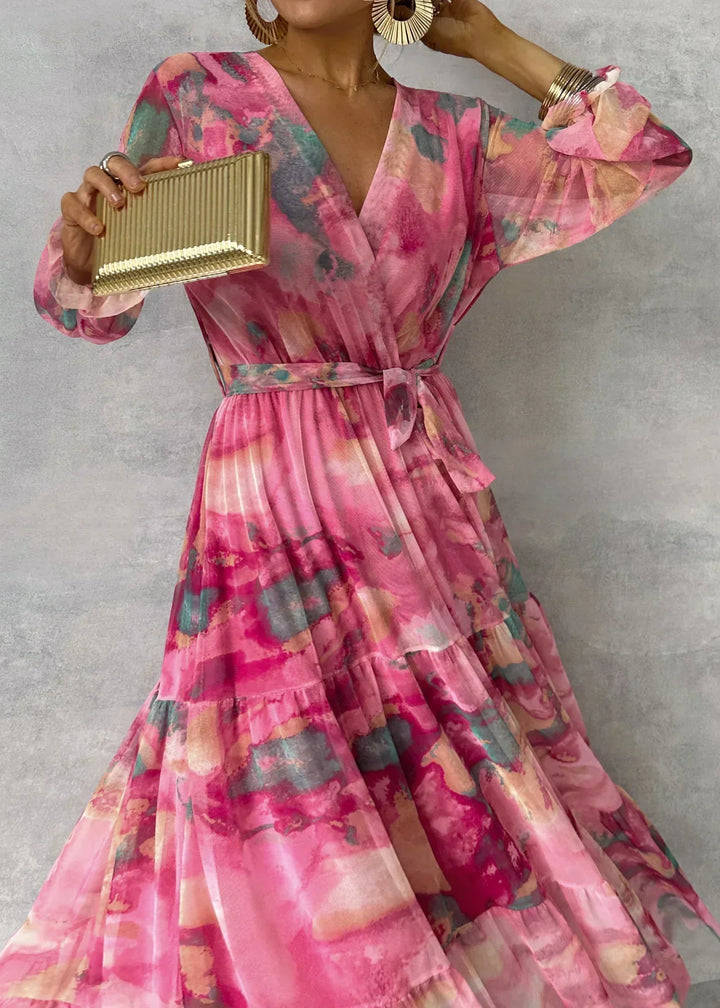 "Robe maxi fleurie élégante été femme, imprimé floral coloré sur tissu léger, allure chic et silhouette allongée"