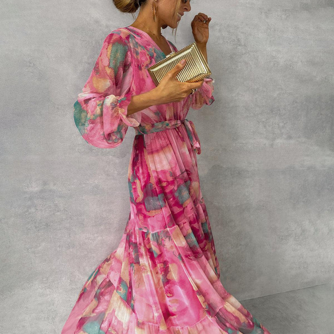"Robe maxi fleurie élégante été femme, imprimé floral coloré sur tissu léger, allure chic et silhouette allongée"