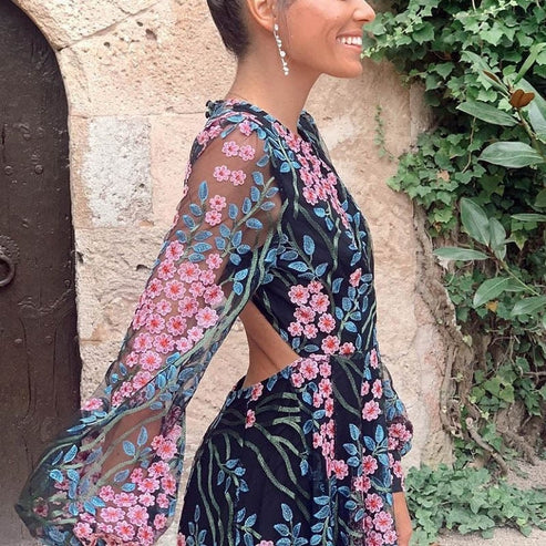 Élégante robe maxi fleurie vintage Saturnina pour femme, avec dos nu raffiné. Style chic et estival, parfait cocktail.
