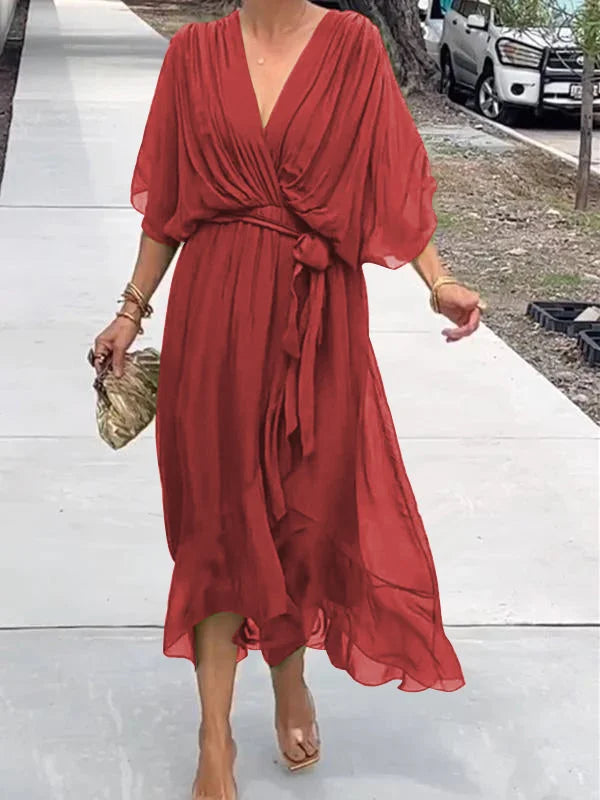 Robe d'été fluide femme, coupe maxi et décolleté V. Confortable et chic pour un look estival polyvalent.