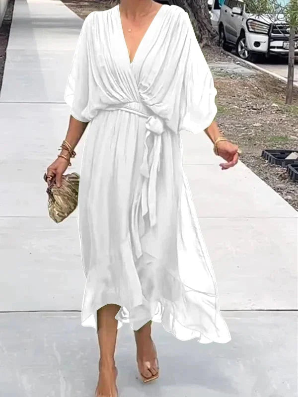 Robe femme, coupe maxi fluide avec décolleté en V. Tissu léger, confortable et chic pour l'été.