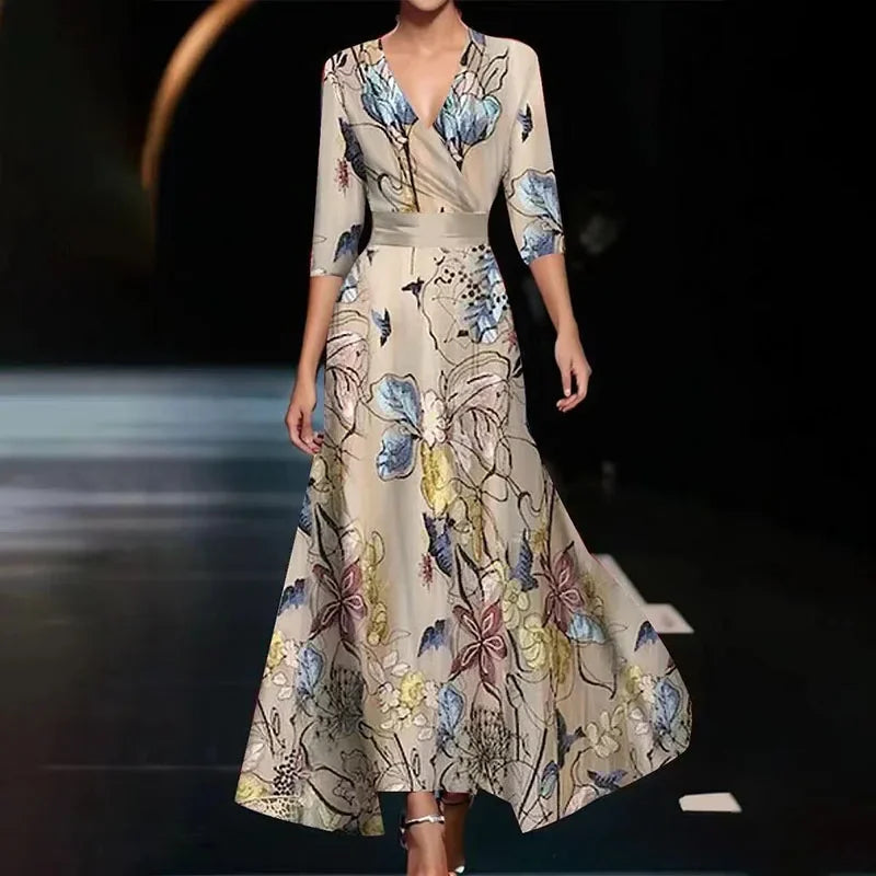 Robe maxi fluide, imprimé floral élégant, col V, manches 3/4.  Parfaite pour toutes occasions.