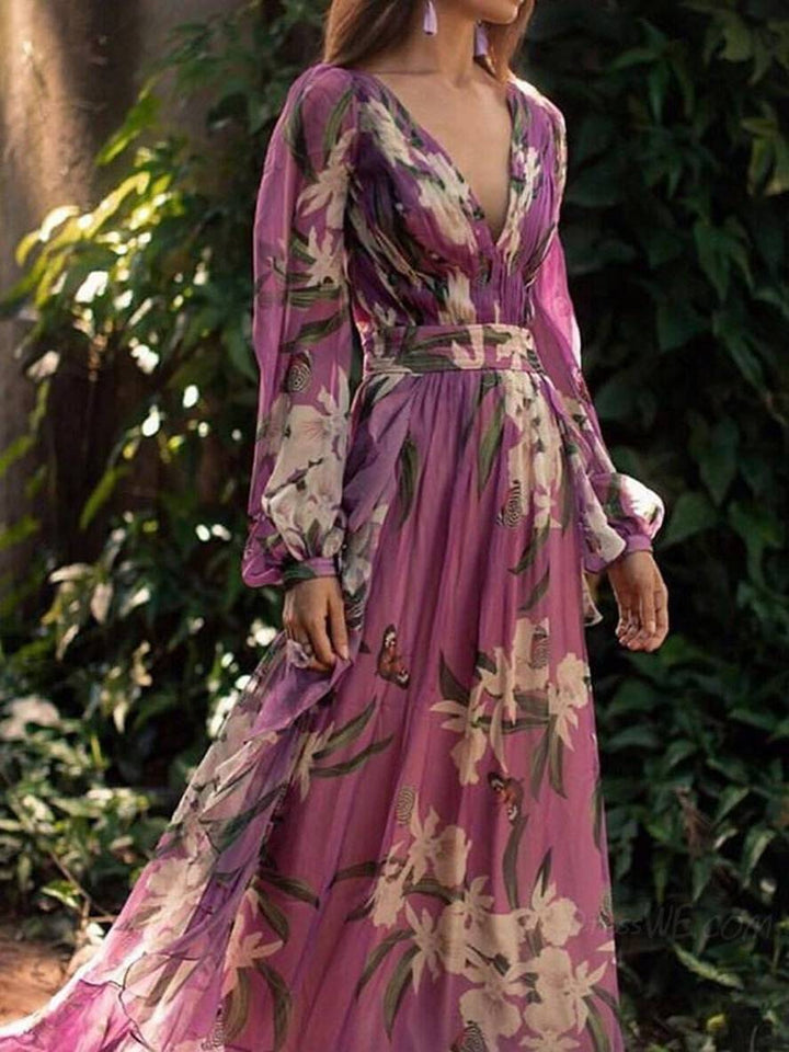 Robe femme longue fleurie violette, coupe fluide et confortable, col V. Idéale tenue de soirée ou événement printemps.
