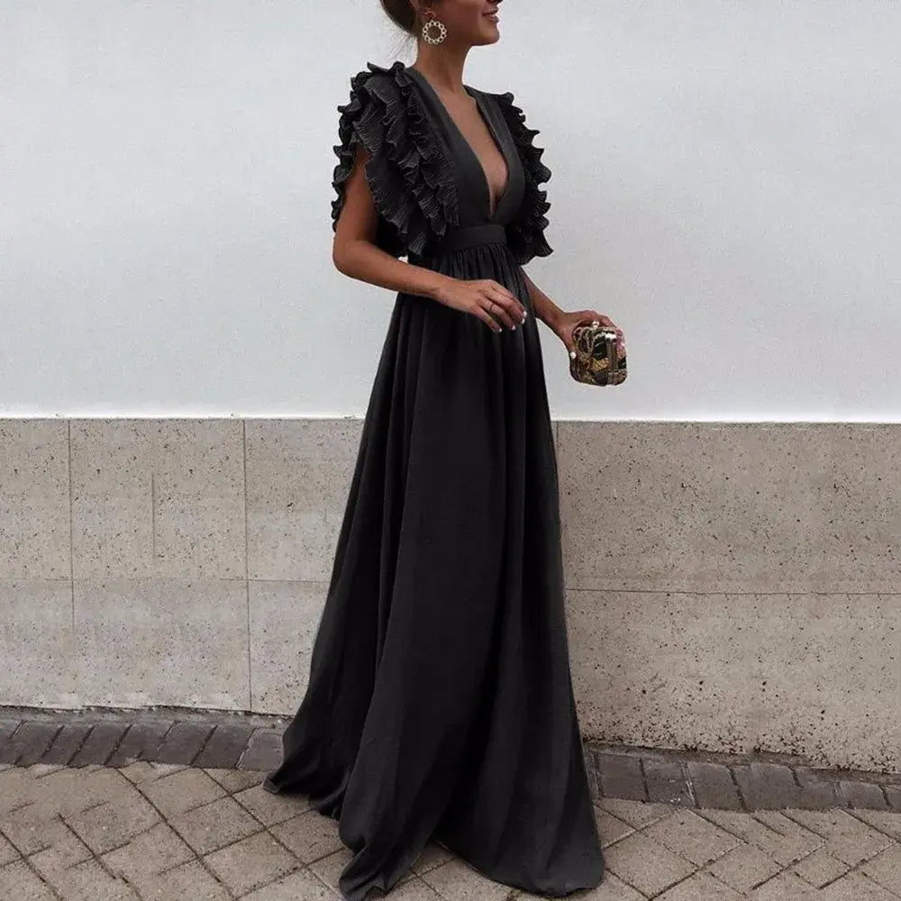 Robe maxi fluide, volants élégants, coupe cintrée.  Parfait pour les occasions spéciales.