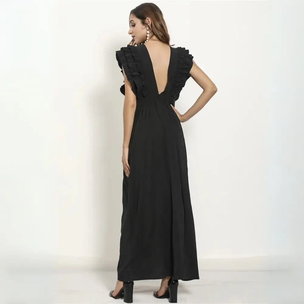 Robe maxi fluide, volants élégants, coupe cintrée.  Parfait pour les occasions spéciales.