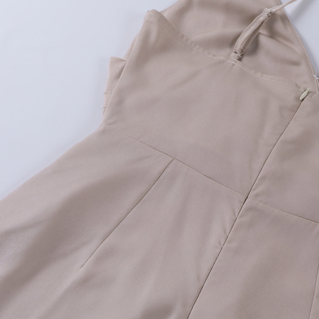 Robe de fête glamour femme, fines bretelles, fente haute élégante. Pour un look chic et tendance.