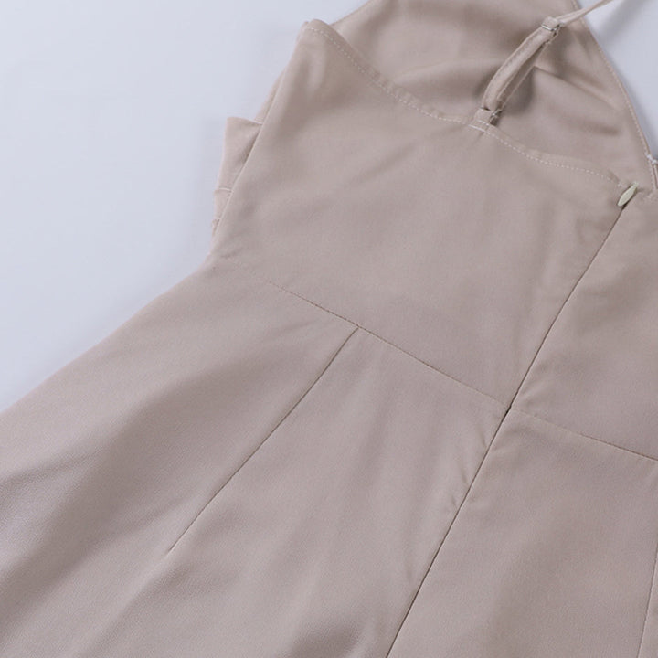 Robe de fête glamour femme, fines bretelles, fente haute élégante. Pour un look chic et tendance.