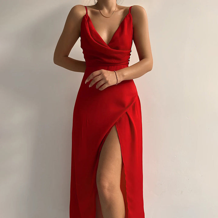 Robe femme chic pour occasion spéciale, style maxi, fines bretelles, fente haute élégante.