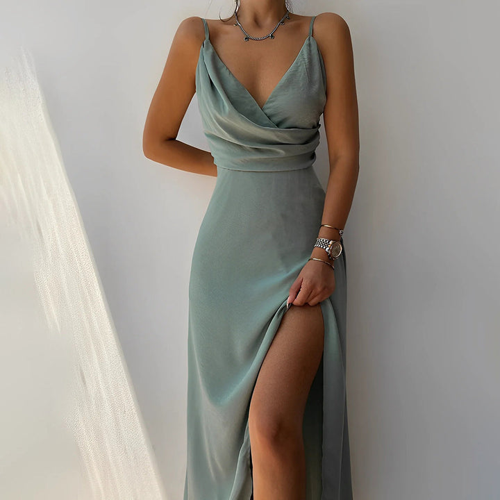 Tenue de fête femme : robe longue élégante, coupe flatteuse, fente haute, bretelles fines. Mode féminine.