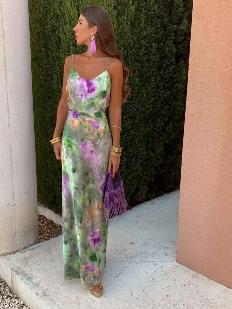 Robe maxi élégante femme, design halo, dos ouvert raffiné. Parfaite pour cocktail, soirée, ou événement chic.