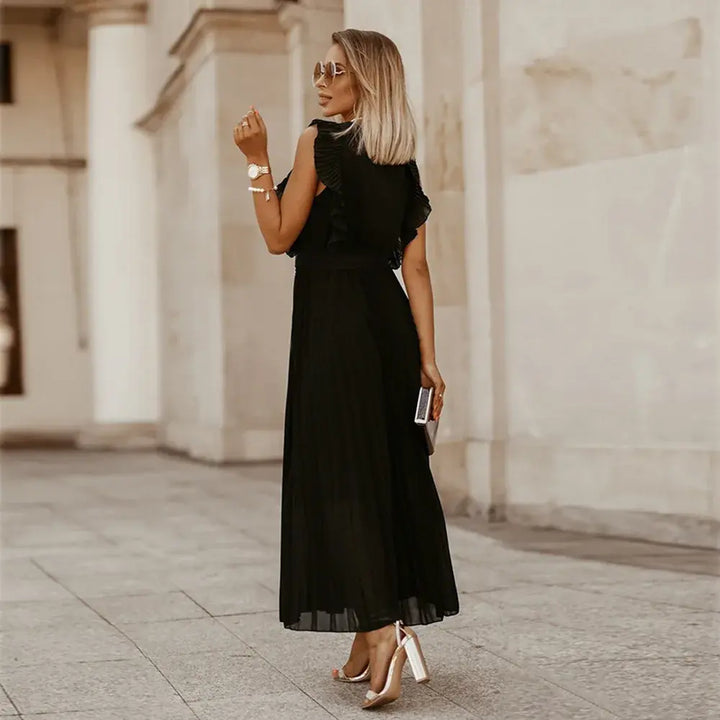 Femme portant une robe longue à volants, coupe flatteuse, parfaite pour un mariage.