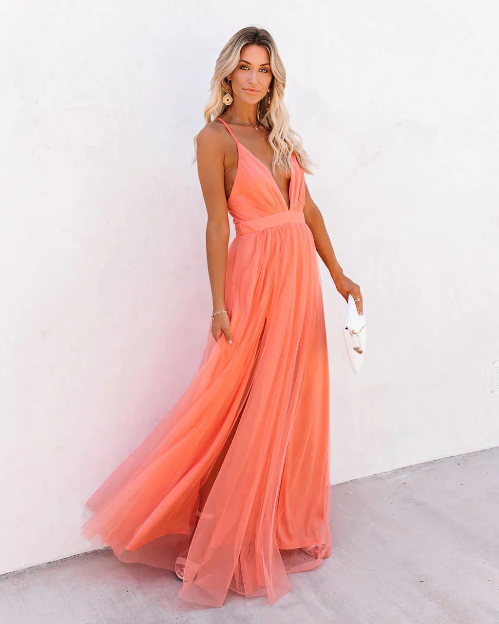 Robe maxi orange fluide, coupe élégante et cintrée. Idéale été.