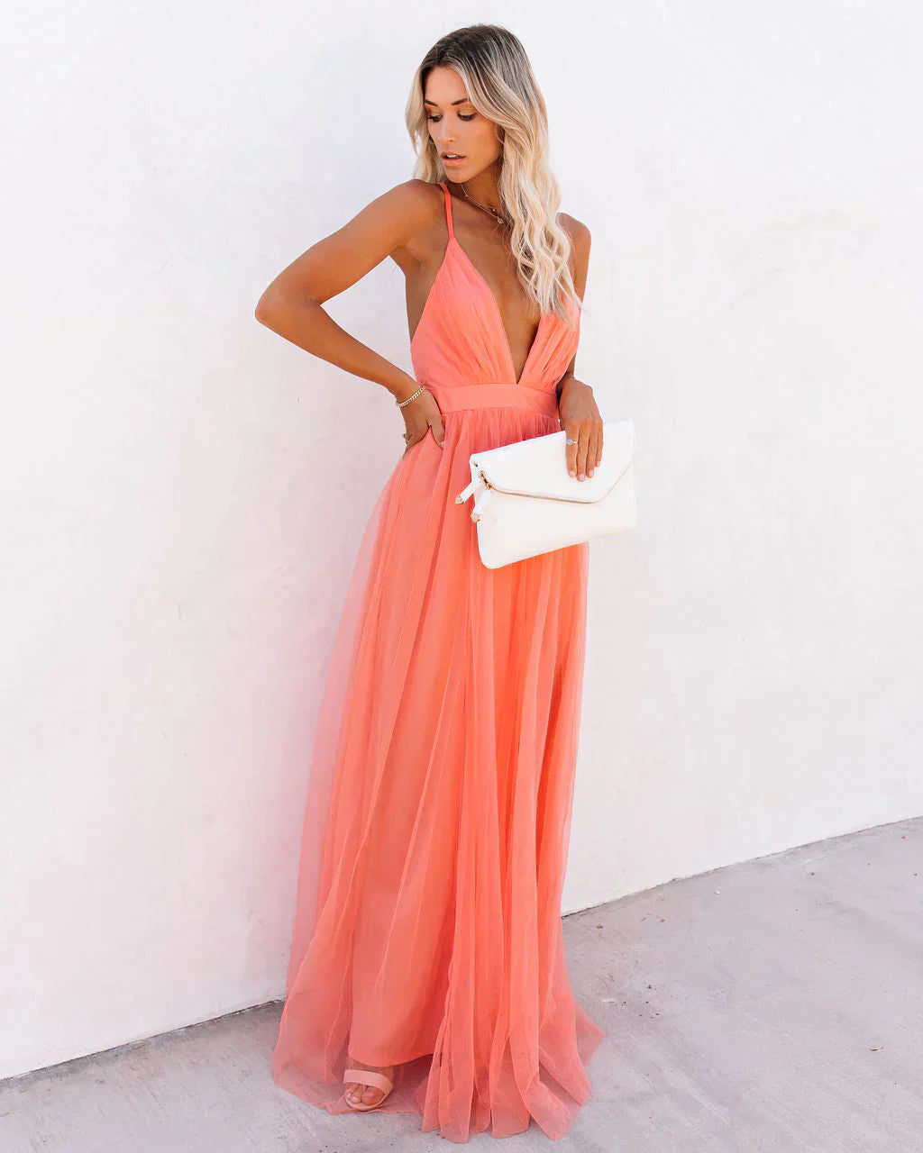 Robe maxi orange fluide, coupe élégante et cintrée. Idéale été.