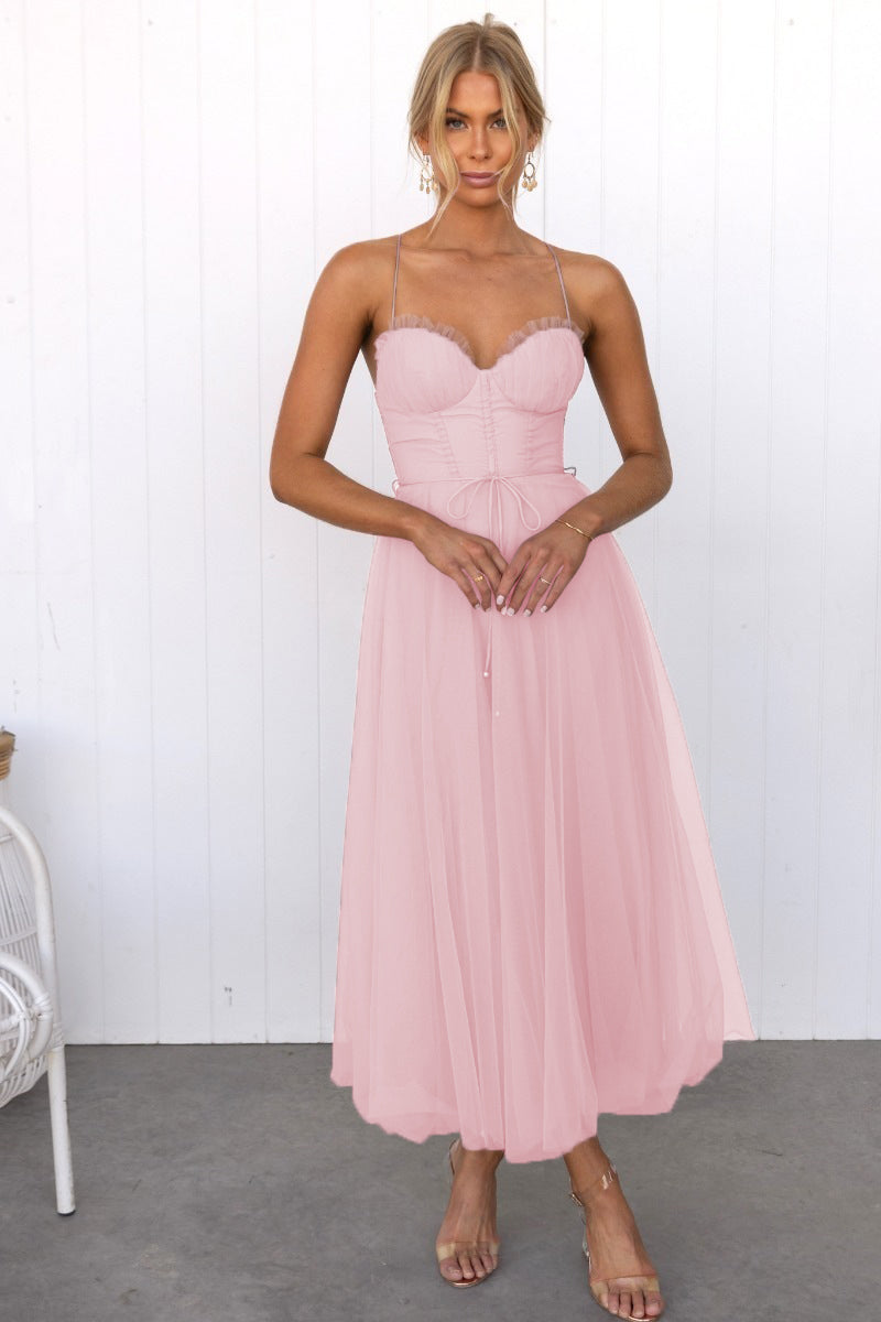 Robe maxi soirée chic en mousseline, bretelles fines, coupe cintrée.  Idéale pour les fêtes.