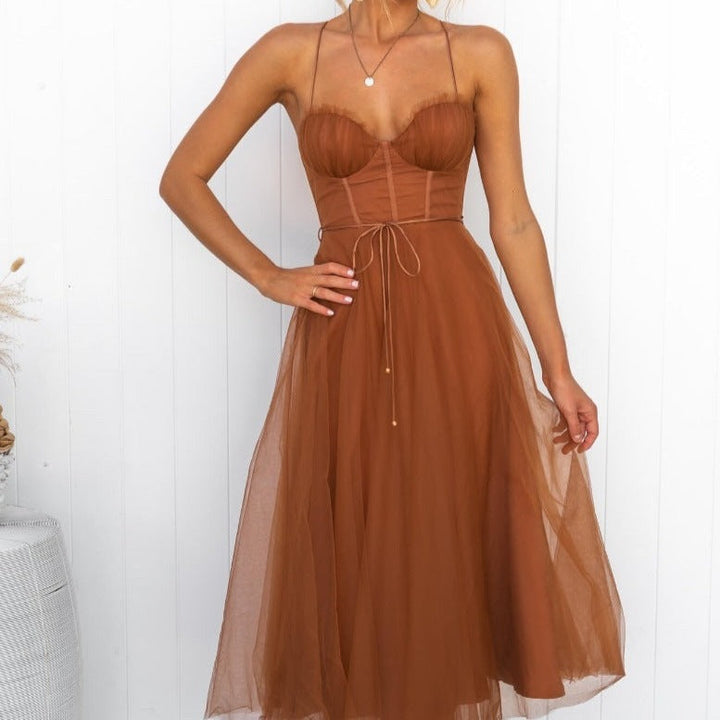 Robe maxi soirée chic en mousseline, bretelles fines, coupe cintrée.  Idéale pour les fêtes.
