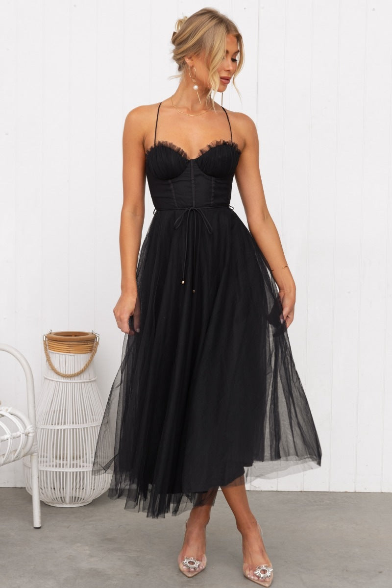 Robe maxi soirée chic en mousseline, bretelles fines, coupe cintrée.  Idéale pour les fêtes.